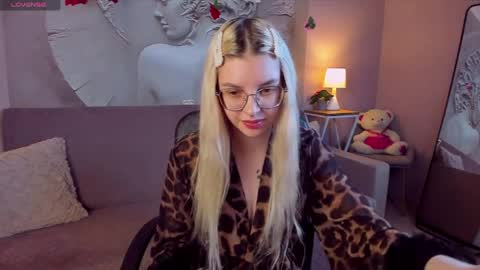 tiffanypeach online show from March 25, 1:28 pm