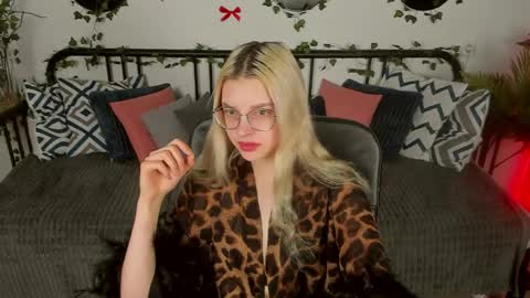 tiffanypeach online show from March 26, 10:43 am