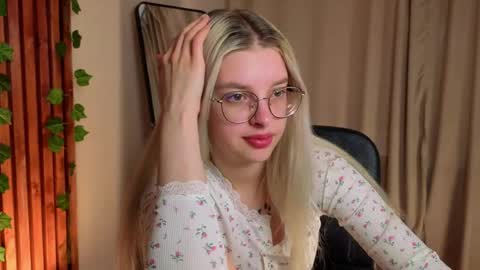 tiffanypeach online show from April 14, 10:43 am