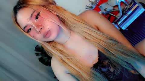 Snapshot of tight_elliana chatting on July 8, 2:32 pm tight_elliana online show from July 8, 2:32 pm