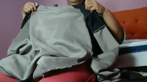 Snapshot of tinagiant chatting on June 23, 6:33 am tinagiant online show from June 23, 6:33 am