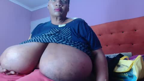 Snapshot of tinagiant chatting on July 16, 7:47 am tinagiant online show from July 16, 7:47 am