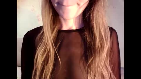 Snapshot of tinalamoon chatting on December 9, 7:28 am Lisa online show from December 9, 7:28 am