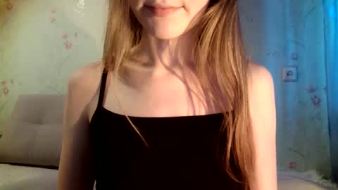 Snapshot of tinalamoon chatting on December 25, 7:46 am Lisa online show from December 25, 7:46 am