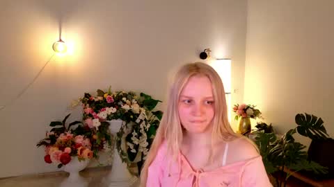 tinasiner online show from April 19, 6:10 pm
