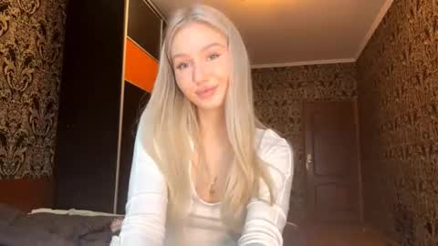 Snapshot of tinavaleri chatting on November 3, 11:22 am Crystalia online show from November 3, 11:22 am