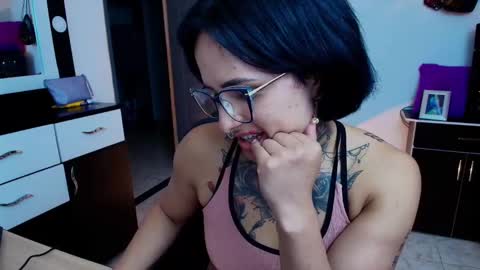 Snapshot of tinnadawson chatting on January 14, 5:40 am I AM BELLA ----------- follow my IG TINNS 69 online show from January 14, 5:40 am