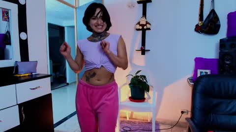 Snapshot of tinnadawson chatting on January 15, 8:20 am I AM BELLA ----------- follow my IG TINNS 69 online show from January 15, 8:20 am