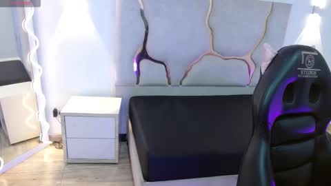 Snapshot of tiny_tay chatting on March 3, 11:27 am tiny_tay online show from March 3, 11:27 am