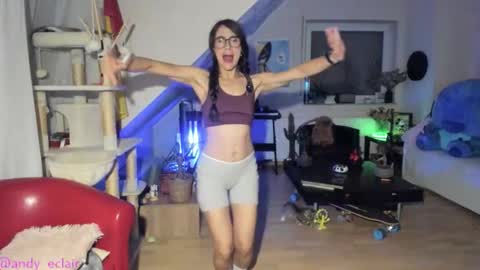 Snapshot of tiny_williams chatting on October 13, 8:09 pm Tiny online show from October 13, 8:09 pm