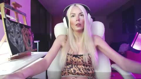 stage Kylie Sinner  brand CLITBAIT online show from October 2, 5:03 am