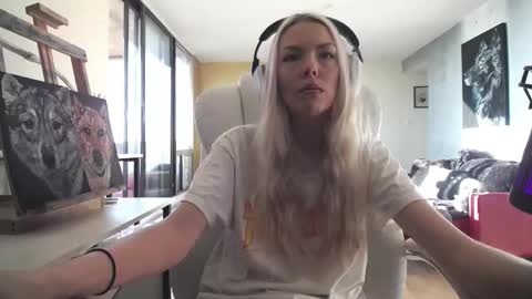 stage Kylie Sinner  brand CLITBAIT online show from October 27, 7:51 pm