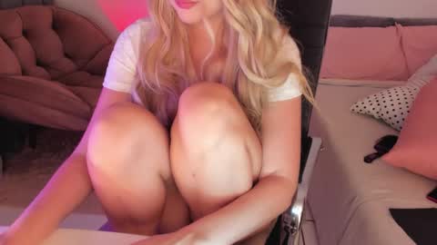 Snapshot of tinylittlesecret chatting on February 6, 3:22 am Giulia online show from February 6, 3:22 am