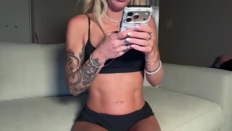 Snapshot of tinytayy chatting on June 11, 3:26 am tinytayy online show from June 11, 3:26 am