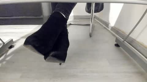 Snapshot of tired33 chatting on October 5, 5:22 pm Anna online show from October 5, 5:22 pm