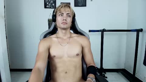 Snapshot of titan_fitness chatting on August 9, 9:20 pm Kevin online show from August 9, 9:20 pm