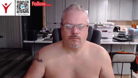 Snapshot of toddbator chatting on October 19, 12:28 pm Todd Bator online show from October 19, 12:28 pm