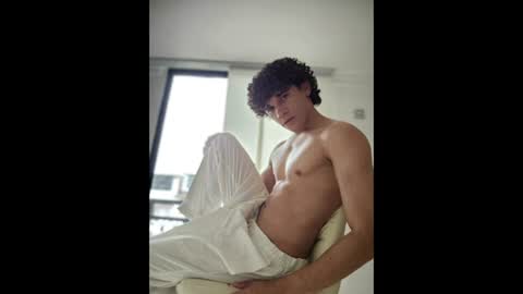 Snapshot of tom_blue10 chatting on June 21, 7:05 pm Tom Blue online show from June 21, 7:05 pm