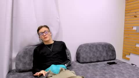 Snapshot of tom_kinky_ chatting on June 19, 6:34 pm Tom online show from June 19, 6:34 pm