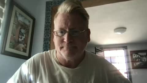 Snapshot of tomascausa chatting on February 12, 9:22 pm Hola online show from February 12, 9:22 pm