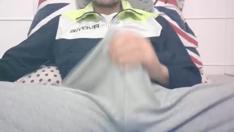 Snapshot of tommaso9046 chatting on January 19, 3:42 pm tommaso9046 online show from January 19, 3:42 pm