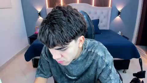 Snapshot of tommy18__ chatting on April 19, 3:28 am Tommy online show from April 19, 3:28 am