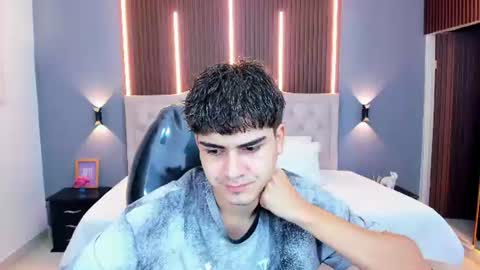 Snapshot of tommy18__ chatting on June 18, 3:40 am Tommy online show from June 18, 3:40 am