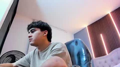 Snapshot of tommy18__ chatting on June 28, 3:23 am Tommy online show from June 28, 3:23 am