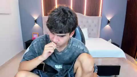 Snapshot of tommy18__ chatting on July 2, 3:23 am Tommy online show from July 2, 3:23 am