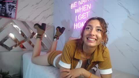 Snapshot of tomoe_b chatting on December 31, 6:27 am leyla online show from December 31, 6:27 am