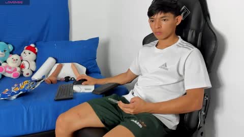 Snapshot of tonny_twink_ chatting on April 21, 12:34 am Tonny online show from April 21, 12:34 am