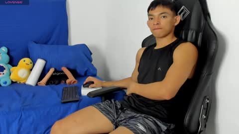 Snapshot of tonny_twink_ chatting on May 18, 1:35 am Tonny online show from May 18, 1:35 am