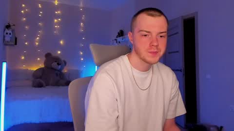 Snapshot of toohornyserj chatting on December 9, 8:33 pm toohornyserj online show from December 9, 8:33 pm