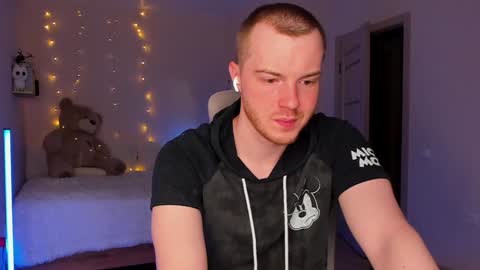 Snapshot of toohornyserj chatting on December 12, 11:03 pm toohornyserj online show from December 12, 11:03 pm