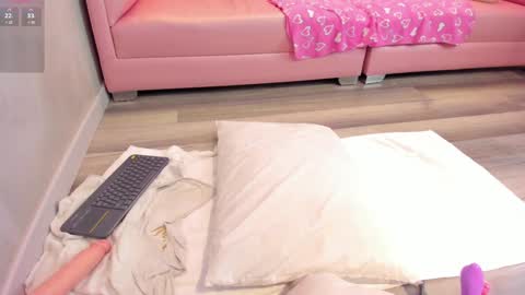 Snapshot of torimonroe_ chatting on December 15, 8:25 pm Tori online show from December 15, 8:25 pm