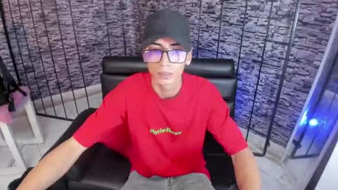 Snapshot of torn_boy chatting on May 28, 11:24 pm torn_boy online show from May 28, 11:24 pm