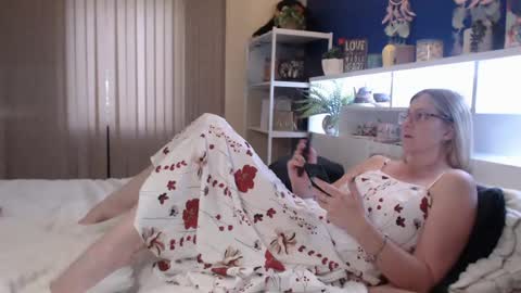Snapshot of total_aussie_milfs chatting on June 9, 11:38 pm Milly online show from June 9, 11:38 pm
