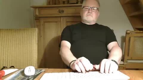 Snapshot of toto758 chatting on June 5, 8:58 pm toto758 online show from June 5, 8:58 pm