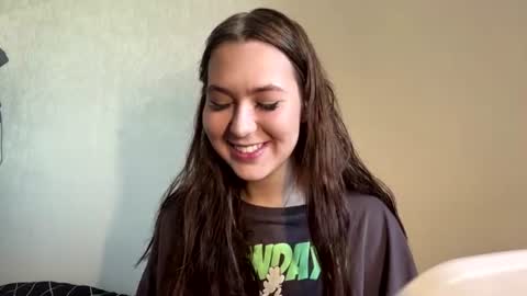 Snapshot of tracievanier chatting on July 4, 12:22 pm Thea online show from July 4, 12:22 pm