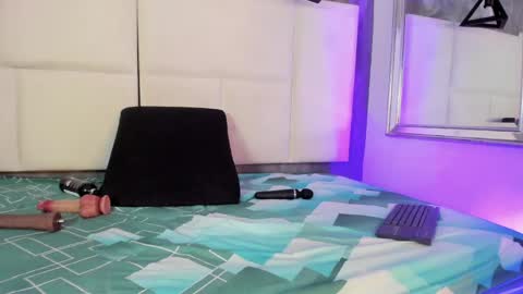 Tracy Wright online show from April 13, 9:42 pm