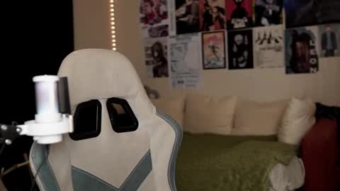 Ariana and Erik online show from February 5, 4:44 pm