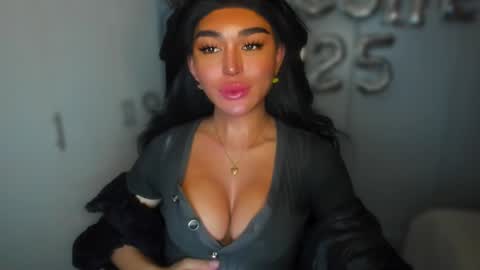 Snapshot of transnextdoor_ chatting on January 1, 5:44 pm ALMIGHTY GODDESS VALENTINA online show from January 1, 5:44 pm