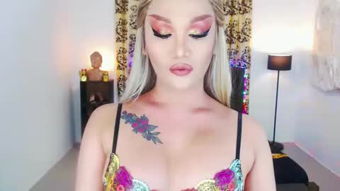 Snapshot of transplayfullolivia chatting on September 16, 7:09 am KYLIE BELLA TS online show from September 16, 7:09 am