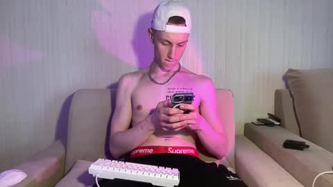Travis online show from April 20, 9:12 am