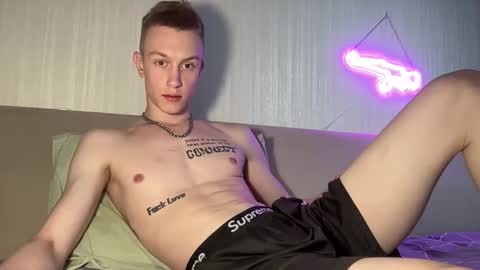 Snapshot of travis_gracile chatting on May 21, 10:00 am Travis online show from May 21, 10:00 am