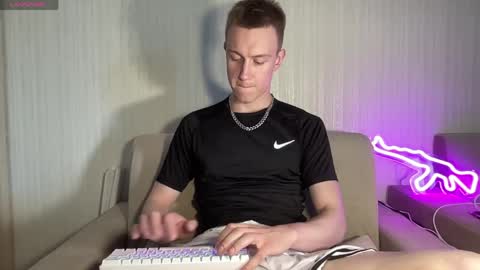 Snapshot of travis_gracile chatting on June 1, 9:11 am Travis online show from June 1, 9:11 am