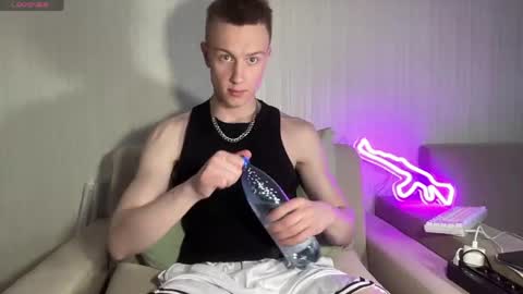 Snapshot of travis_gracile chatting on June 4, 9:26 am Travis online show from June 4, 9:26 am