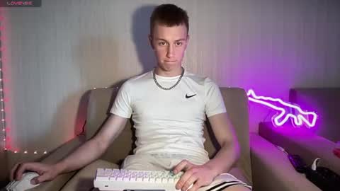 Snapshot of travis_gracile chatting on June 18, 8:58 am Travis online show from June 18, 8:58 am