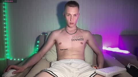 Snapshot of travis_gracile chatting on June 25, 4:55 pm Travis online show from June 25, 4:55 pm