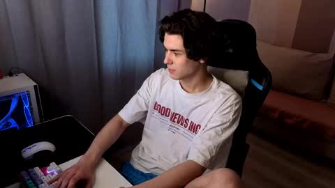 Snapshot of travisrivas chatting on May 18, 2:01 pm travisrivas online show from May 18, 2:01 pm